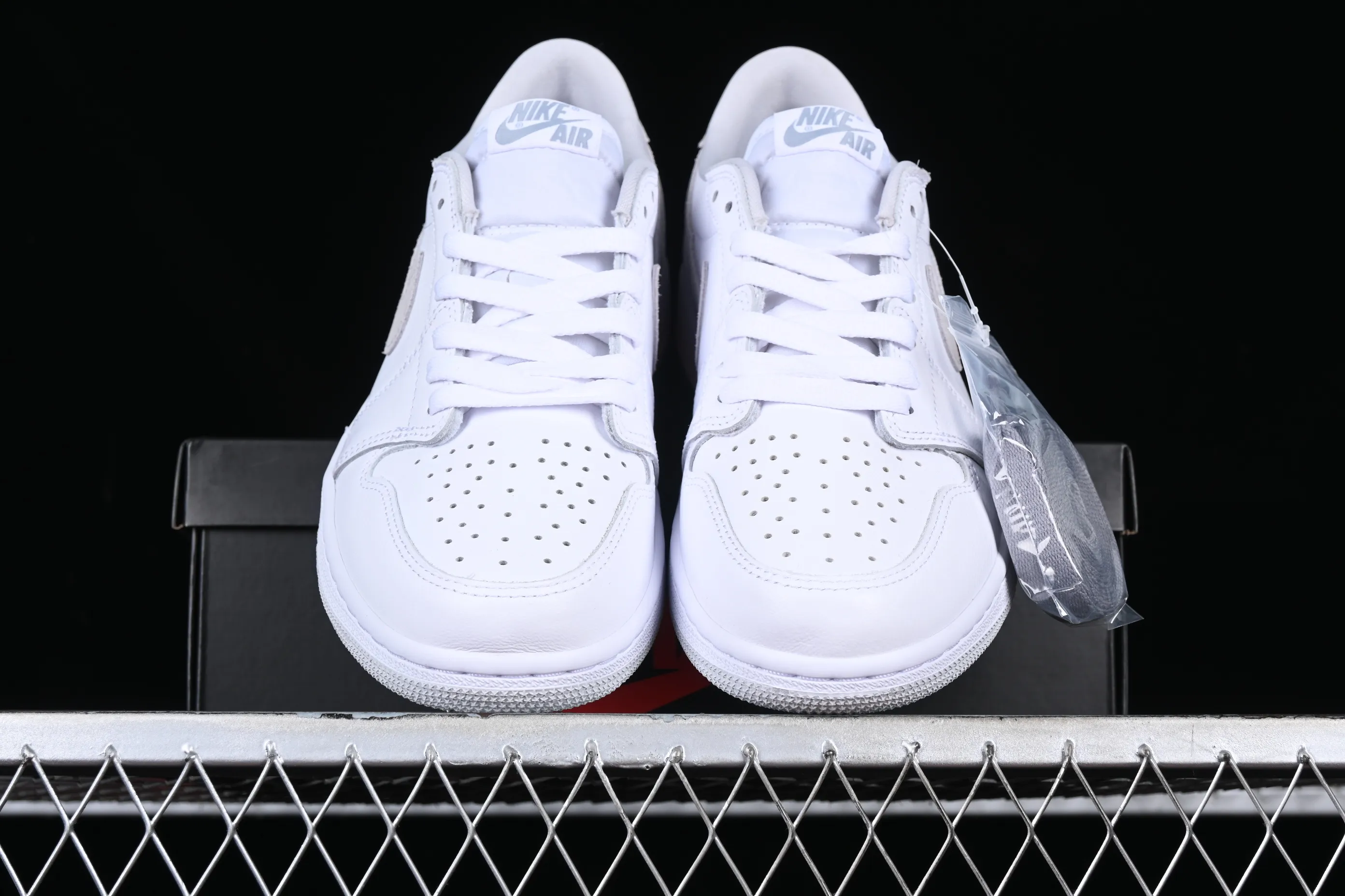 All categories Air Jordan Jordan series basketball shoes Air Jordan 1 Low LJR version Air Jordan 1 Low OG "Shattered Backboard" AJ1 Joe 1 customized version white buckle low-top basketball shoes CZ0790-100